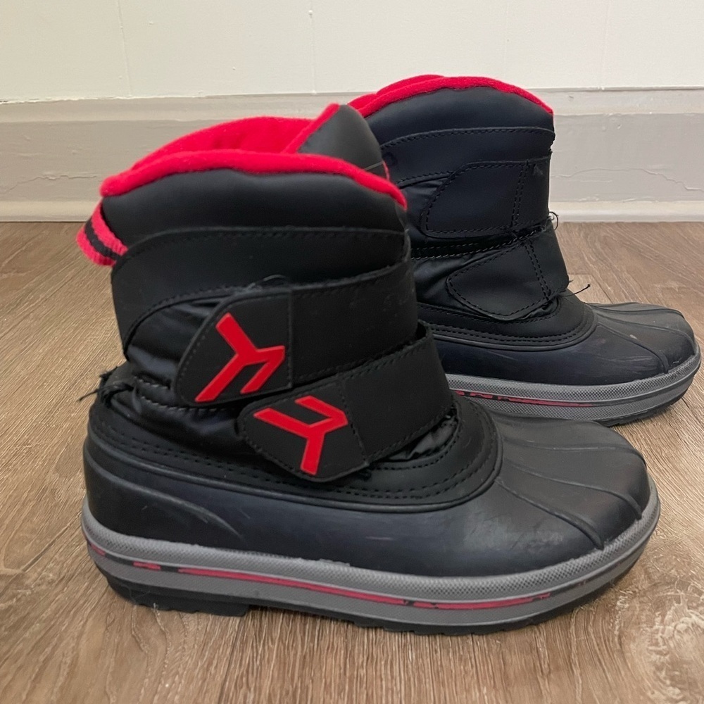 Cat & Jack Kids Snow Boots Size 2 Black Red Thermolite Lined Winter Unisex